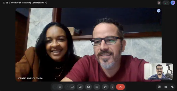 Reunião de alinhamento de projeto por vídeo com os clientes