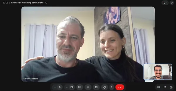 Reunião de planejamento de campanha por vídeo com os clientes