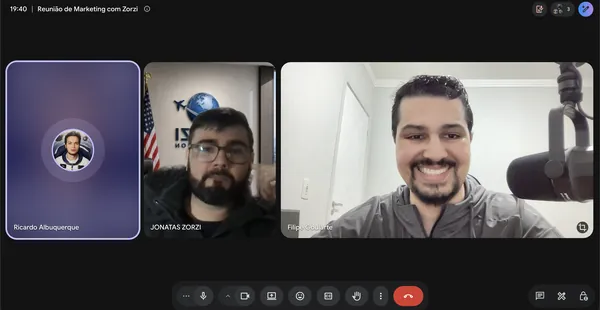 Filipe e Débora em reunião de marketing por vídeo com o cliente