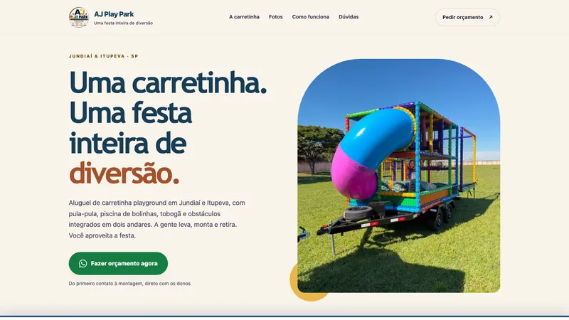 Site da AJ Play Park: fundo creme e foto da carretinha playground montada no gramado