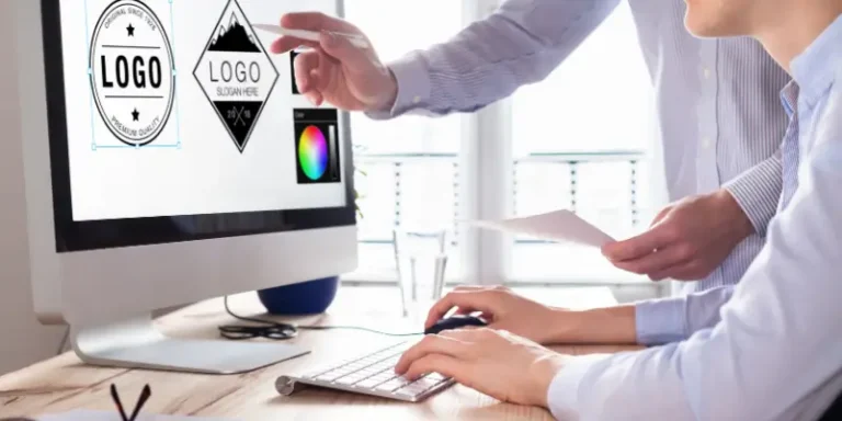 Arquiteto desenhando a identidade visual para pequenas empresas, mostrando a conexão entre logo, site e estratégia de marca.