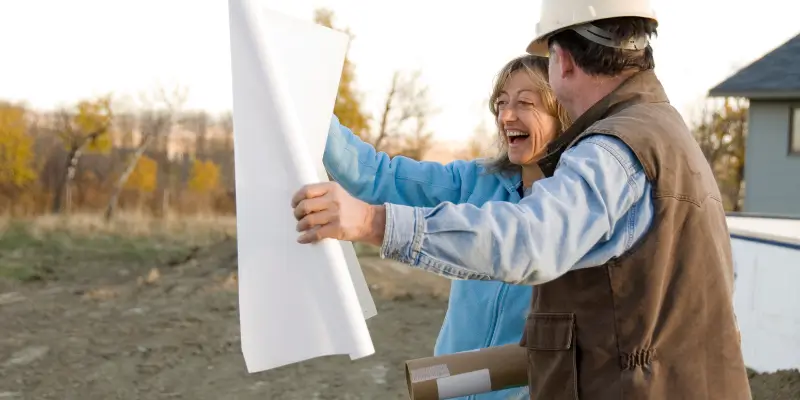 Arquitetos da Golts fazendo uma análise de site de negócio, focando na estratégia e não em relatórios robóticos. - Artigo análise gratuita de site