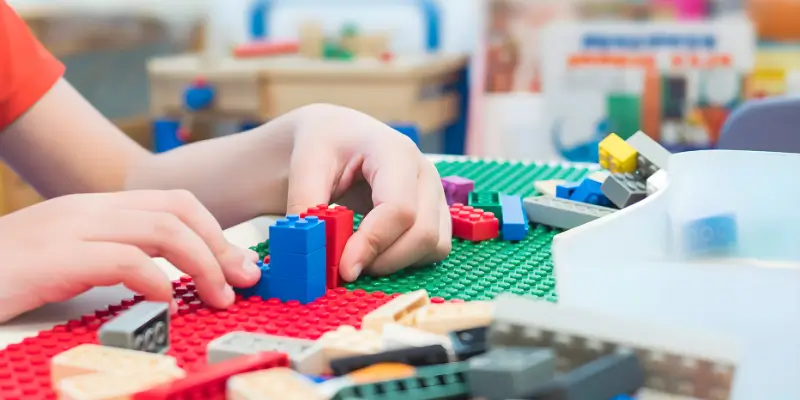 Infográfico comparando um site único (sob medida) contra um template (genérico e barato).