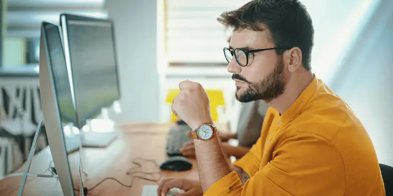 Empresário focado analisando um site em seu tablet, considerando a criação de site rápido para pequena empresa.