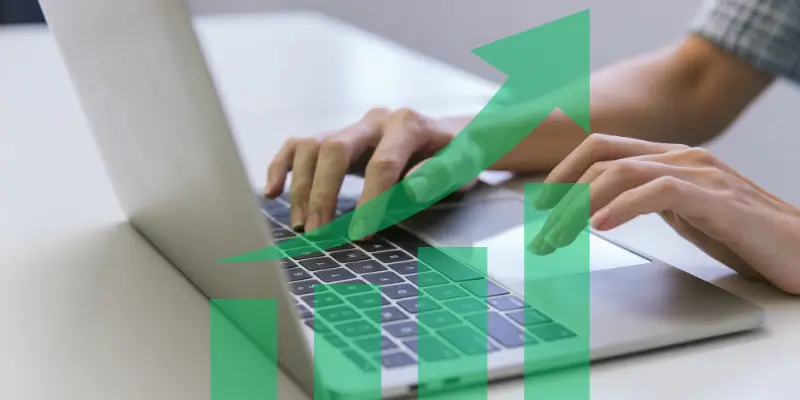 Infográfico das 4 causas de lentidão na criação de site rápido para pequena empresa, com soluções para performance.