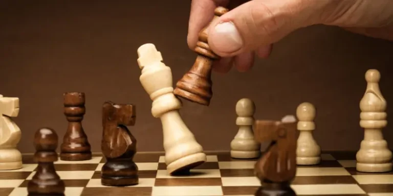 Um arquiteto da Golts planejando a arquitetura de um site para aumentar conversões, demonstrando controle e estratégia.