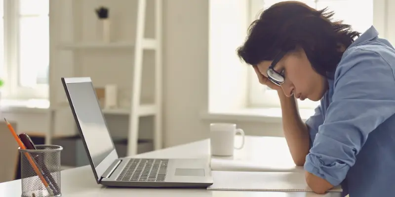 Infográfico mostrando os erros de um site que não atrai clientes, como mensagem confusa e UX ruim. - Artigo Site que Atrai Clientes