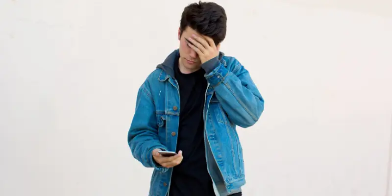 Cliente frustrado com um handoff site cliente quebrado, onde o fluxo do site para o WhatsApp não funciona. - Artigo funil de conversão no site