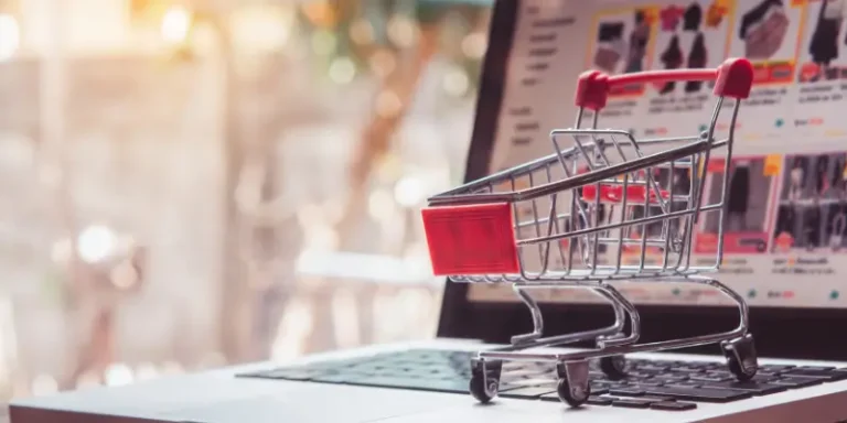 Um sistema de automação trabalhando para recuperar carrinho abandonado em um e-commerce, salvando vendas perdidas.