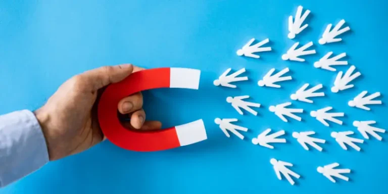 Uma arquitetura de autoridade funcionando como um site que atrai clientes qualificados para um negócio.