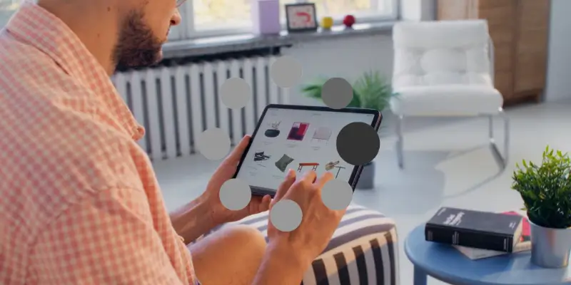 Empreendedor analisando velocidade do site durante criação de site rápido para pequena empresa, focado em performance e vendas.